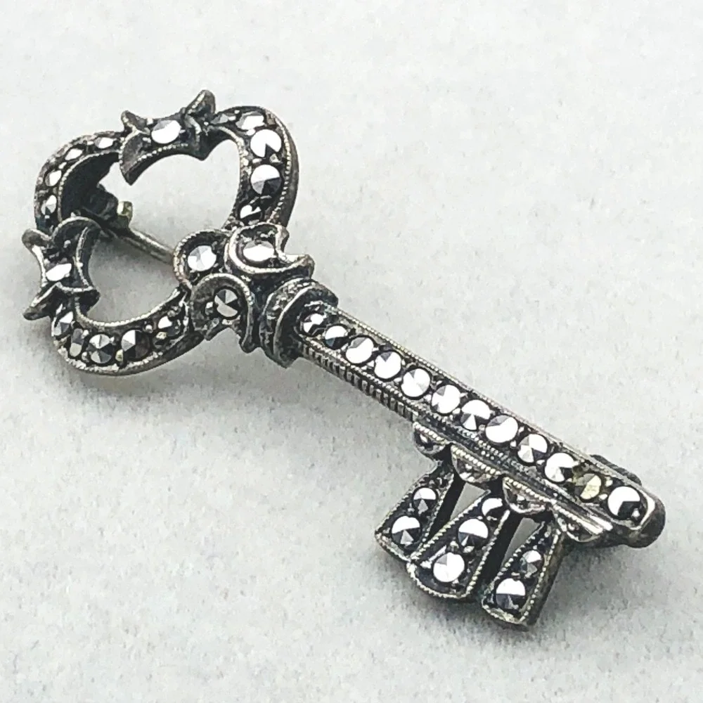 Vintage Sterling Silver Marcasite Skeleton‎ Key Brooch Art Deco Style 925 Tested